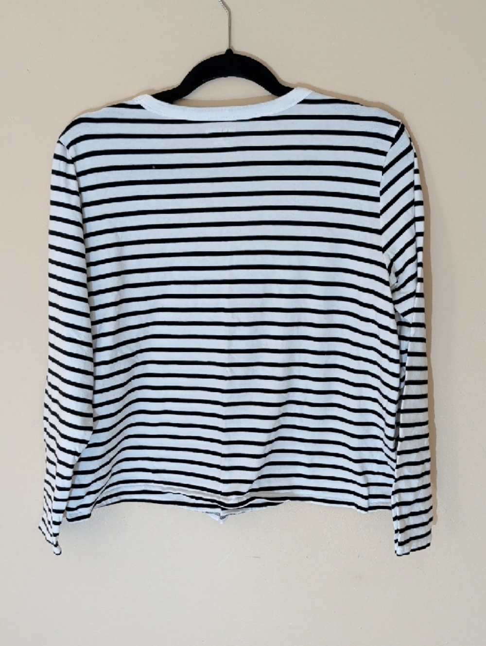 Old Navy Black & White Striped Long-Sleeve Tee - Picture 4 of 9